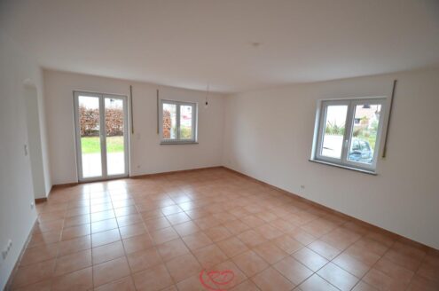 Traumhafte 2,5-Zi. Wohnung mit gr. Südterrasse, Garten u. Hobbyraum ++Decker Immobilien++