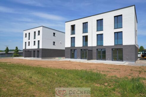 Moderne DHH in Holzbauweise mit Garten